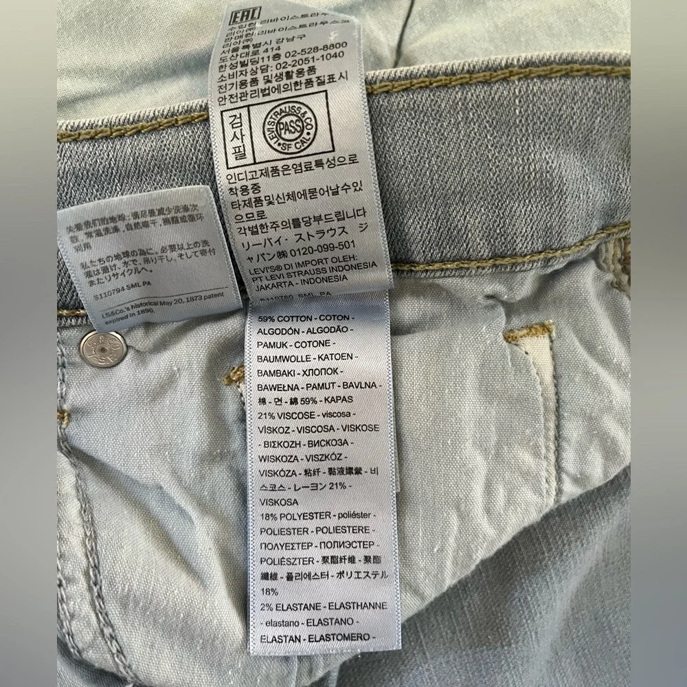 Levis Classic Straight in Light Wash Size 8 - Picture 5 of 10